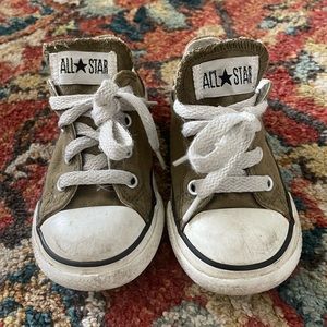 Kid size 7 low top converse